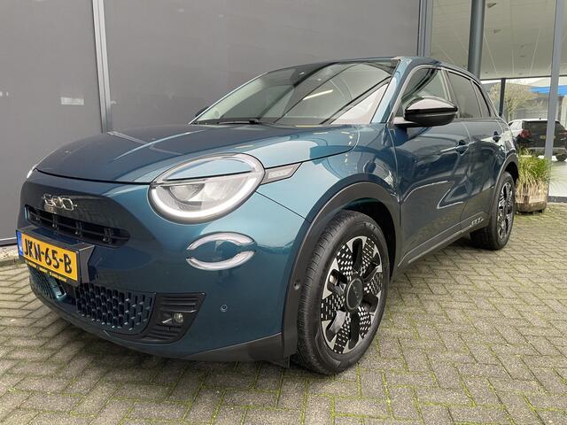 Fiat 600 1.2 Hybrid La Prima 136 pk Achteruitrijcamera - Airco - Apple carplay - Bluetooth - Cruise control - Navigatiesysteem - Parkeersensoren voor en achter - Dodehoek detector - Keyless start and entry - Voorstoelen verwarmd - Mistlampen voor - Stuur multifun