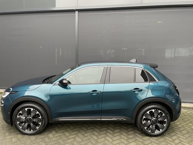 Fiat 600 1.2 Hybrid La Prima 136 pk Achteruitrijcamera - Airco - Apple carplay - Bluetooth - Cruise control - Navigatiesysteem - Parkeersensoren voor en achter - Dodehoek detector - Keyless start and entry - Voorstoelen verwarmd - Mistlampen voor - Stuur multifun