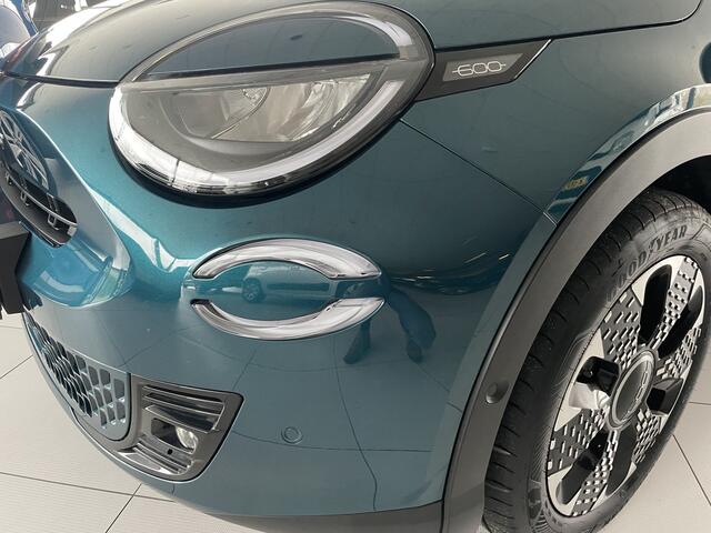 Fiat 600 1.2 Hybrid La Prima 136 pk Achteruitrijcamera - Airco - Apple carplay - Bluetooth - Cruise control - Navigatiesysteem - Parkeersensoren voor en achter - Dodehoek detector - Keyless start and entry - Voorstoelen verwarmd - Mistlampen voor - Stuur multifun