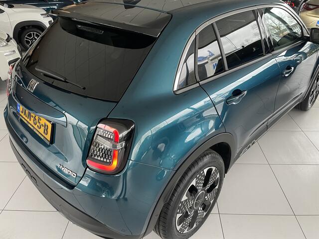 Fiat 600 1.2 Hybrid La Prima 136 pk Achteruitrijcamera - Airco - Apple carplay - Bluetooth - Cruise control - Navigatiesysteem - Parkeersensoren voor en achter - Dodehoek detector - Keyless start and entry - Voorstoelen verwarmd - Mistlampen voor - Stuur multifun