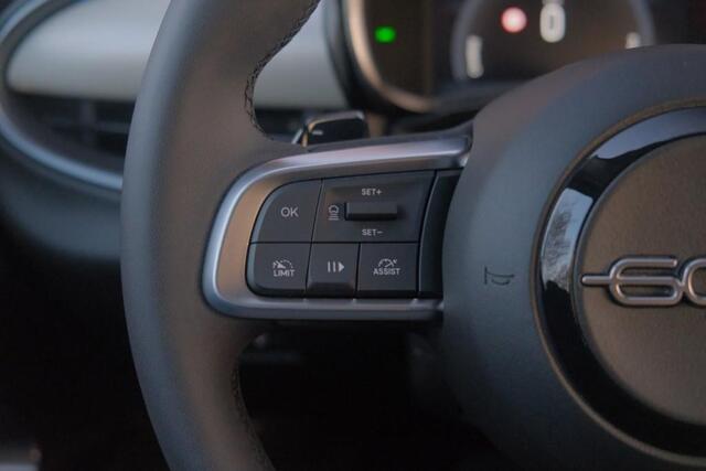 Fiat 600 1.2 Hybrid 110pk DCT6 La Prima | Navi | App Connect | Adaptive Cruise | Climate | Keyless | Camera | Leder | Elektrische Achterklep