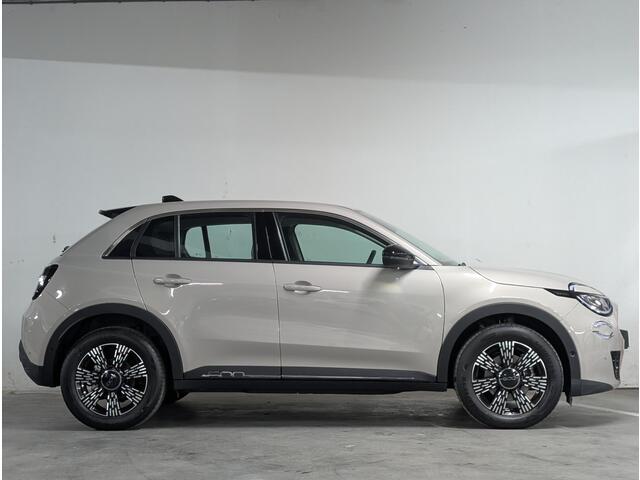 Fiat 600 600e Urban EV 54kWh 156pk | CAMERA | STOELVERW. | APPLE CARPLAY / ANDROID AUTO | DODEHOEKBEW. | KEYLESS ENTRY + START