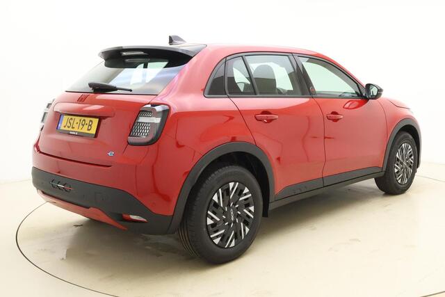 Fiat 600 600e RED 54 kWh | NIEUW | RUIM ¤ 10.000 REGISTRATIEVOORDEEL! | Climate control | DAB Radio | Keyless start | Hoge instap | Parkeersensoren | Snel rijden