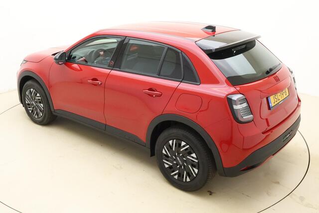 Fiat 600 600e RED 54 kWh | NIEUW | RUIM ¤ 10.000 REGISTRATIEVOORDEEL! | Climate control | DAB Radio | Keyless start | Hoge instap | Parkeersensoren | Snel rijden
