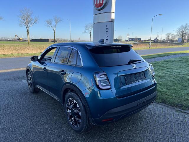 Fiat 600 1.2 Hybrid La Prima | Full option | Camera | Stoelverwarming | Leder | Carplay | Massage | Droneview | LED