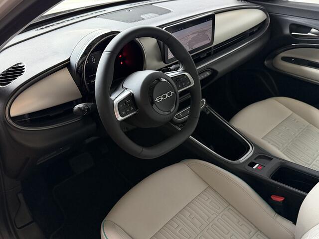 Fiat 600 1.2 HYBRID LA PRIMA LEER MASSAGE ELEK.STOEL CAMERA CARPLAY ADAP.CRUISE STOELVERW. ELEK.KLEP 18''LMV ? Top Auto Fiat Wijchen , 30 Jaar ervaring in Fiat , Wij leveren de : Icon / La Prima / Pop / Sport . Urban / Benzine / Hybrid . Met Fabrieksgarantie ?