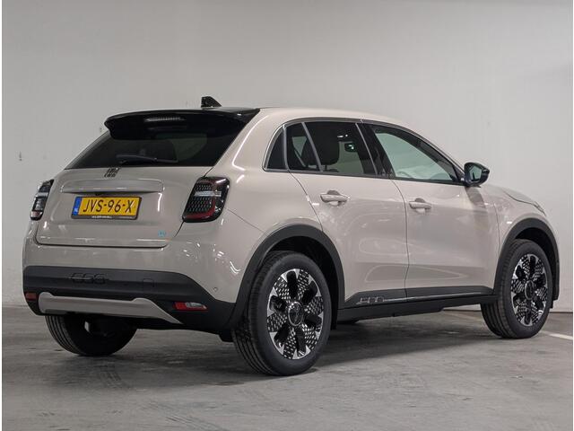 Fiat 600 600e La Prima EV 54kWh 156pk | CAMERA | STOELVERW. | NAVI | APPLE CARPLAY / ANDROID AUTO | KEYLESS ENTRY + START |