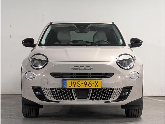 Fiat 600 600e La Prima EV 54kWh 156pk | CAMERA | STOELVERW. | NAVI | APPLE CARPLAY / ANDROID AUTO | KEYLESS ENTRY + START |