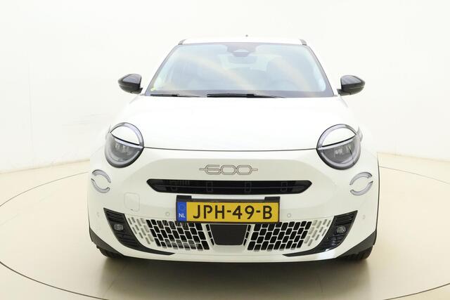 Fiat 600 1.2 Hybrid La Prima | Camera | Lederen bekleding | Stoelverwarming | 18'' lichtmetalen velgen | Elektrische achterklep | LED verlichting | Keyless