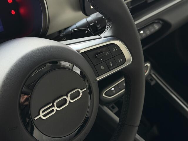 Fiat 600 1.2 Hybrid o La Prima o Leer o Massage o Elek. Stoelen o Camera o CarPlay o ACC o Stoelverw. o Elek. Klep o 18" LMV ? Top Auto Fiat Wijchen , 30 Jaar ervaring in Fiat , Wij leveren de : Icon / La Prima / Pop / Sport . Urban / Benzine / Hybrid . Met Fabrie