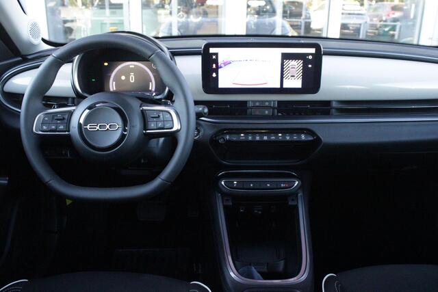 Fiat 600 1.2 Hybrid 110PK AUTOMAAT URBAN | STOEL/VOORRUIT VERWARMING | KEYLESS ENTRY/START | 17" LICHTEMATELN VELGEN | DRAADLOZE TELEFOONLADER | DRAADLOZE APPLE CARPLAY/ANDROID AUTO | NAVIGATIE | DAB+ RADIO | PARKEERSENSOREN VOOR + ACHTER | ACHTERUITRIJ CAMERA | C