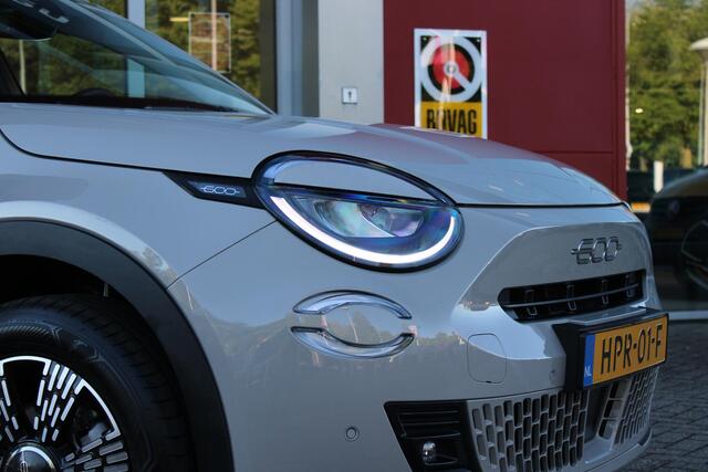Fiat 600 1.2 Hybrid 110PK AUTOMAAT URBAN | STOEL/VOORRUIT VERWARMING | KEYLESS ENTRY/START | 17" LICHTEMATELN VELGEN | DRAADLOZE TELEFOONLADER | DRAADLOZE APPLE CARPLAY/ANDROID AUTO | NAVIGATIE | DAB+ RADIO | PARKEERSENSOREN VOOR + ACHTER | ACHTERUITRIJ CAMERA | C