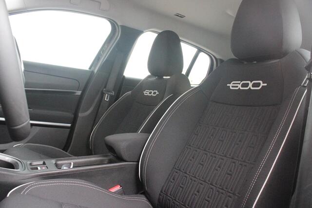 Fiat 600 1.2 Hybrid 110PK AUTOMAAT URBAN | STOEL/VOORRUIT VERWARMING | KEYLESS ENTRY/START | 17" LICHTEMATELN VELGEN | DRAADLOZE TELEFOONLADER | DRAADLOZE APPLE CARPLAY/ANDROID AUTO | NAVIGATIE | DAB+ RADIO | PARKEERSENSOREN VOOR + ACHTER | ACHTERUITRIJ CAMERA | C