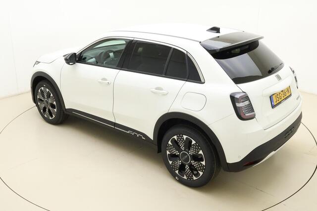 Fiat 600 1.2 Hybrid La Prima | Camera | Elektrische achterklep | 18'' lichtmetalen velgen | Lederen bekleding | Stoelmassage