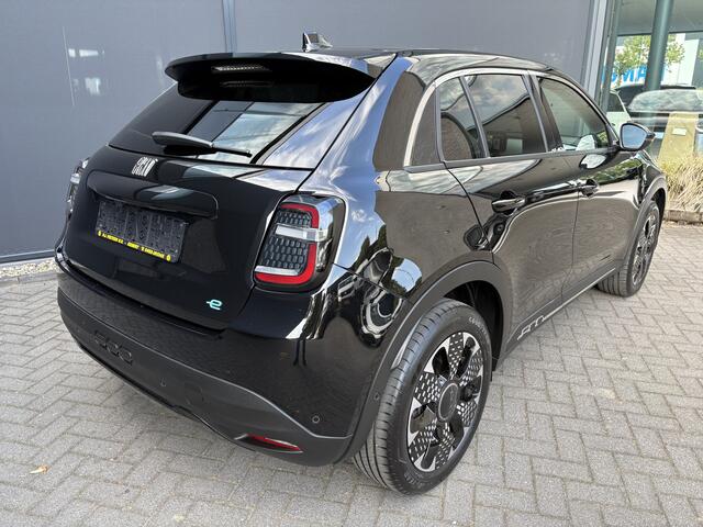 Fiat 600 600e La prima 54 Kwh Achteruitrijcamera - Apple carplay - Navigatie - Cruise control - Stoelverwarming - Climate control - Parkeersensoren - Lederen bekleding - Bluetooth - Licht metalen velgen 18 inch - Mistlamp - Draadloze telefoonoplader - Stuurwiel mu