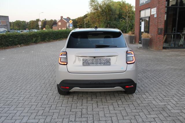 Fiat 600 600e La Prima 54 kWh Clima-Cruise-Navi-Leder-Massage 11,000 KM!!