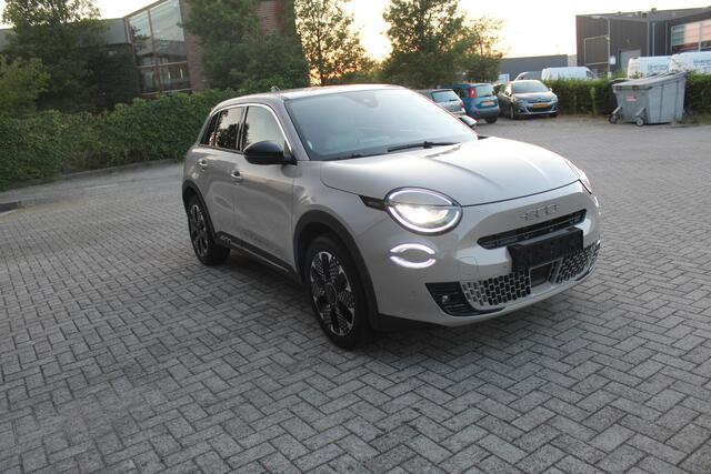 Fiat 600 600e La Prima 54 kWh Clima-Cruise-Navi-Leder-Massage 11,000 KM!!