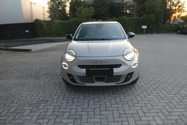Fiat 600 600e La Prima 54 kWh Clima-Cruise-Navi-Leder-Massage 11,000 KM!!