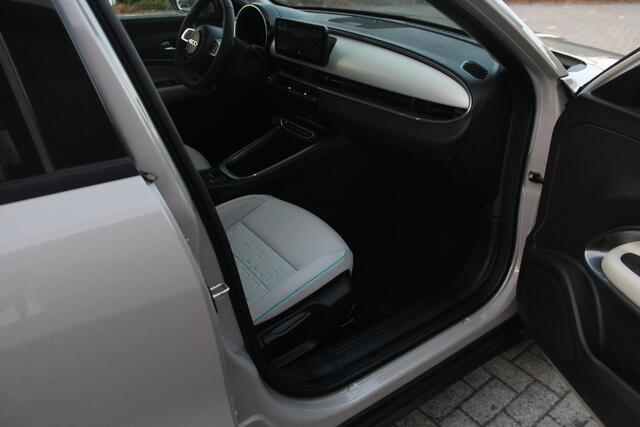 Fiat 600 600e La Prima 54 kWh Clima-Cruise-Navi-Leder-Massage 11,000 KM!!