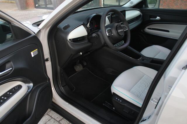Fiat 600 600e La Prima 54 kWh Clima-Cruise-Navi-Leder-Massage 11,000 KM!!