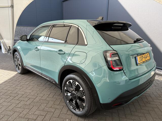 Fiat 600 1.2 Hybrid La Prima Achteruitrijcamera - Apple carplay - Airco - parkeersensoren - Navigatie - Dodehoek detector - Draadloze telefoonoplader - Stoelverwarming - Voorstoelen met massagefunctie - Bluetooth - Cruise control - Keyless start and entry - Led ve