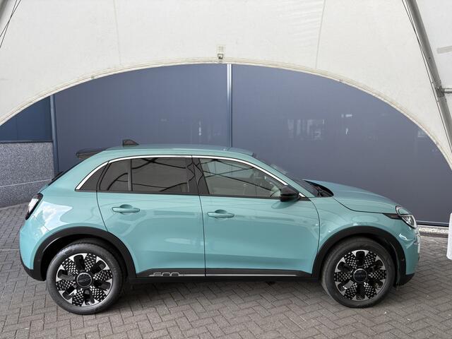 Fiat 600 1.2 Hybrid La Prima Achteruitrijcamera - Apple carplay - Airco - parkeersensoren - Navigatie - Dodehoek detector - Draadloze telefoonoplader - Stoelverwarming - Voorstoelen met massagefunctie - Bluetooth - Cruise control - Keyless start and entry - Led ve