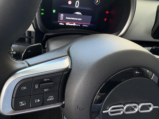 Fiat 600 1.2 Hybrid La Prima Achteruitrijcamera - Apple carplay - Airco - parkeersensoren - Navigatie - Dodehoek detector - Draadloze telefoonoplader - Stoelverwarming - Voorstoelen met massagefunctie - Bluetooth - Cruise control - Keyless start and entry - Led ve
