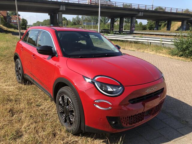 Fiat 600 1.2 145 pk Hybrid Icon AUTOMAAT|NAVI|CLIMATE|APPLE/ANDROID|PDC|17"