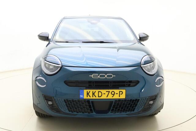 Fiat 600 600e La Prima 54 kWh | ¤ 1.100,- demo-voordeel | Navigatie | Achteruitrijcamera | Elektrische achterklep | Keyless | Massagestoel | Stoelverwarming | 18" Lichtmetalen velgen