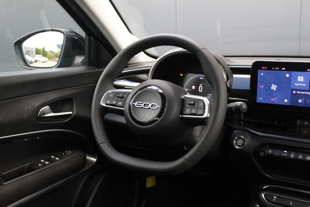 Fiat 600 1.2 Hybrid Urban | Incl. 12 Maanden garantie | Stoelverwarming | Cruise | Airco | Apple Carplay/ Android Auto | Parkeersensoren | Parkeer Camera | Navigatie | Bluetooth |