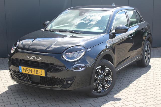 Fiat 600 1.2 Hybrid Urban | Incl. 12 Maanden garantie | Stoelverwarming | Cruise | Airco | Apple Carplay/ Android Auto | Parkeersensoren | Parkeer Camera | Navigatie | Bluetooth |
