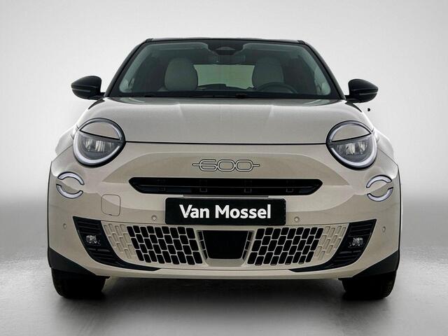 Fiat 600 600e La Prima 54 kWh | Elektrische kofferbak | Massage functie | Navigatie | 2+6 jaar garantie |