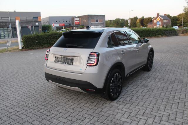 Fiat 600 600e La Prima 54 kWh 9500 KM !! Clima-Cruise-Navi-Leder-Massage