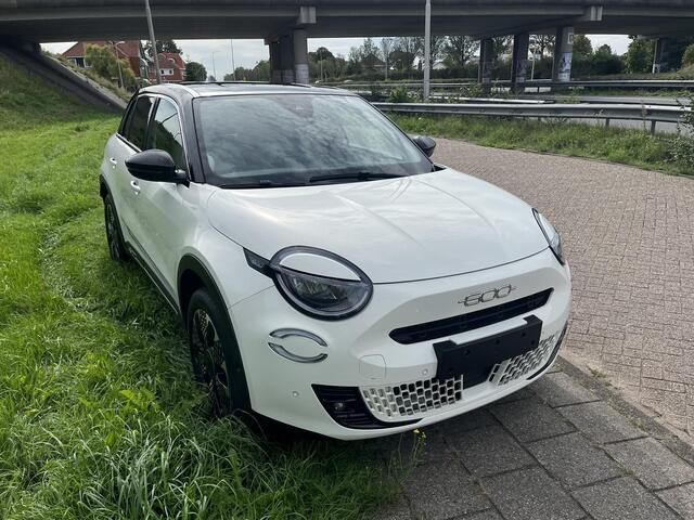 Fiat 600 1.2 Hybrid T3 81 kW DCT La Prima AUTOMAAT|NAVI|CLIMATE|APPLE/ANDROID|CAMERA|PDC|18"
