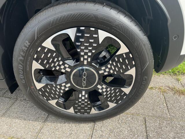 Fiat 600 1.2 Hybrid T3 81 kW DCT La Prima AUTOMAAT|NAVI|CLIMATE|APPLE/ANDROID|CAMERA|PDC|18"