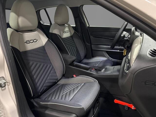 Fiat 600 1.2 Hybrid Icon 145pk Apple carplay / Android Auto | Parkeersensoren | Climate Conttrol | Cruise Control | 2 + 6 jaar Speciale garantie! |
