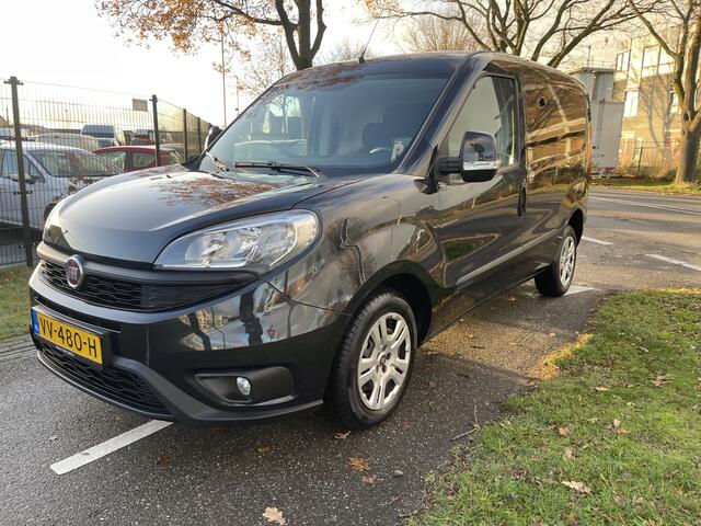 Fiat DOBLO Cargo 1.6 MJ L1H1 SX Start & Stop | AUTOMAAT | 90 pk | Bumpers in kleur | Schuifdeur met raam | Parkeersensoren
