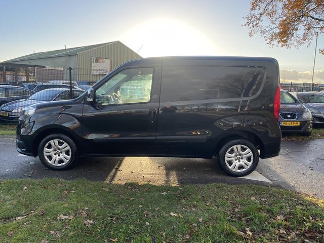 Fiat DOBLO Cargo 1.6 MJ L1H1 SX Start & Stop | AUTOMAAT | 90 pk | Bumpers in kleur | Schuifdeur met raam | Parkeersensoren