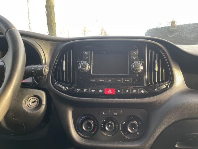 Fiat DOBLO Cargo 1.6 MJ L1H1 SX Start & Stop | AUTOMAAT | 90 pk | Bumpers in kleur | Schuifdeur met raam | Parkeersensoren