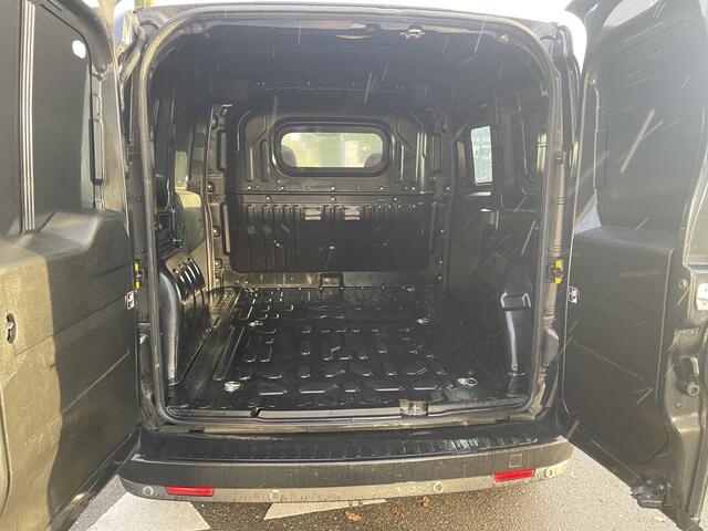 Fiat DOBLO Cargo 1.6 MJ L1H1 SX Start & Stop | AUTOMAAT | 90 pk | Bumpers in kleur | Schuifdeur met raam | Parkeersensoren