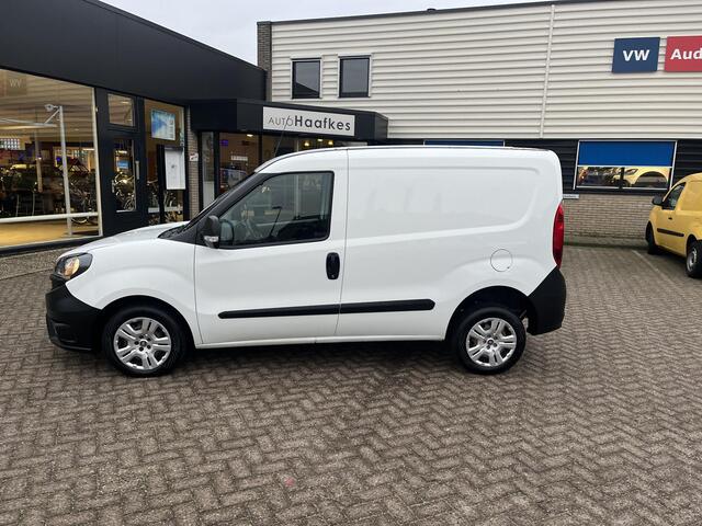 Fiat DOBLO Cargo 1.6 MJ L1H1 ECO JET Zeer nette auto, 3 zitplaatsen, trekhaak, btw, laadruimte betimmerd, navigatie, alles elektrisch.