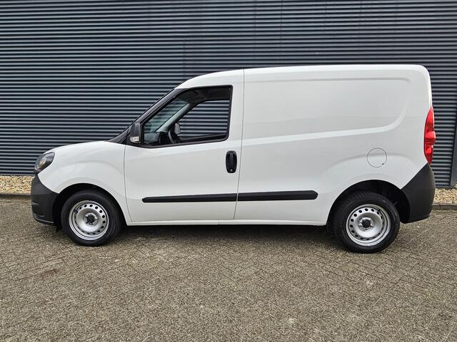 Fiat DOBLO Cargo 1.6 105PK L1H1 | Airco | Schuifdeur | 2-Zits | Lat om Lat | Laadvloer |