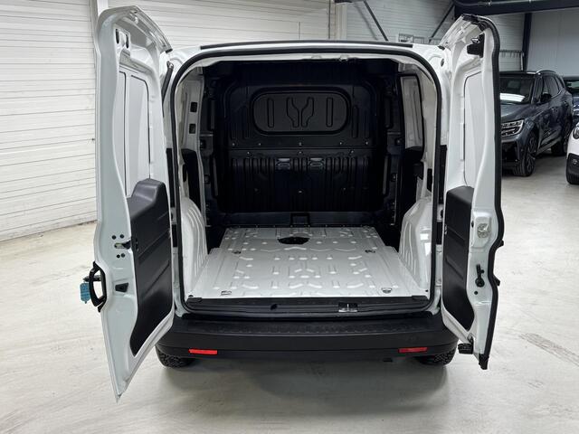 Fiat DOBLO Cargo 1.6 MJ L1H1 / Cruise control / Navigatiesysteem full map / Zijschuifdeur rechts / Airco