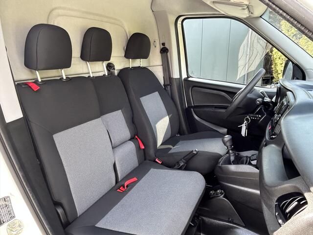 Fiat DOBLO Cargo 1.6 MJ 105 PK / L1H1 / 1e EIGENAAR / 3 ZITS / TREKHAAK / INRICHTING / AIRCO / CRUISE / NAVI / CAMERA