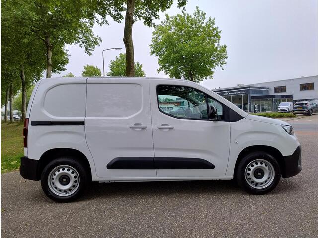 Fiat DOBLO L1 1.5 BlueHDi 130pk EAT8 AUTOMAAT | GEEN BPM | Multimedia | Apple Carplay | Android Auto| Digital cockpit | Bluetooth | Draadloze telefoonlader | DAB+ radio | Verwarmbare en elektrische spiegels | Parkeersensoren achter | Climate control | Keyless entry 