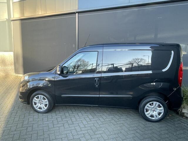Fiat DOBLO Cargo 1.6 MJ L1H1 SX Airco - Bluetooth - Parkeersensoren achter - Radio - Tussenschot volledig - Zijschuifdeur rechts - Stuur multifunctioneel - Mistlampen voor - Elektrische ramen voor