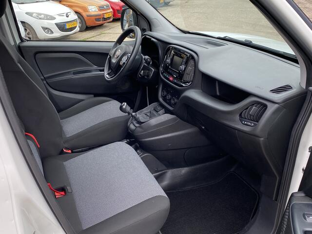 Fiat DOBLO Cargo 1.6 MJ EURO 6 L1H1 ECO JET, 6-BAK, 3-PEROONS, AIRCO, SCHUIFDEUR RECHTS, CRUISE CONTROL, PARKEERSENSOREN, NAVIGATIE-BLUETOOTH-RADIO-USB, ELEK-RAMEN, CENT-VERGRENDELING, KAST INRICHTING