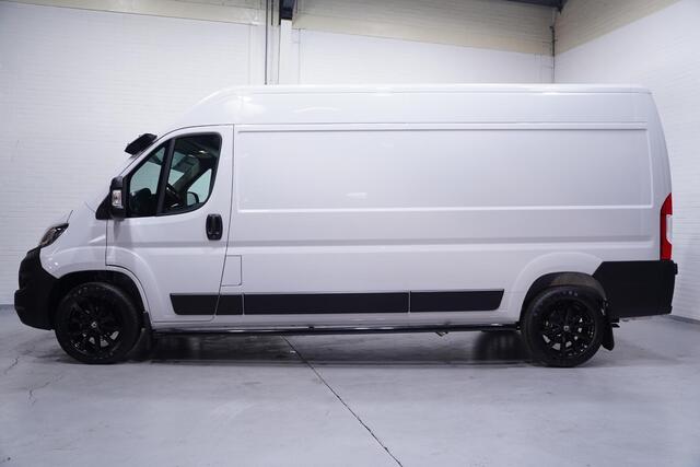 Fiat DUCATO 2.2 MultiJet 140 pk L3H2 Black&White Edition Airco Cruise Control, 18" LMV Zwart, Sidebars, Zonneklep, 3-Zits Nieuw