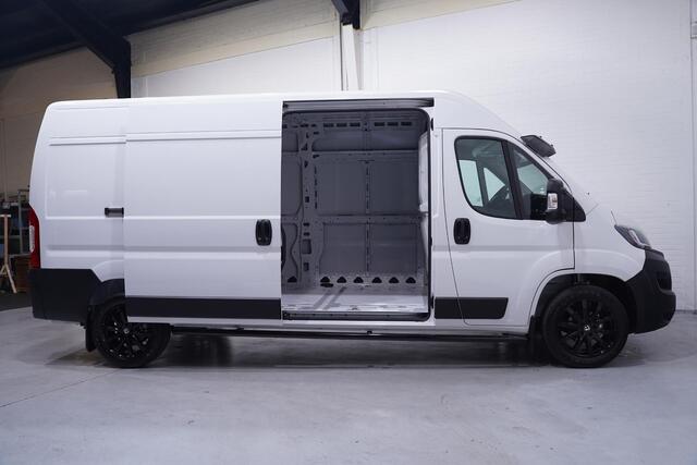 Fiat DUCATO 2.2 MultiJet 140 pk L3H2 Black&White Edition Airco Cruise Control, 18" LMV Zwart, Sidebars, Zonneklep, 3-Zits Nieuw