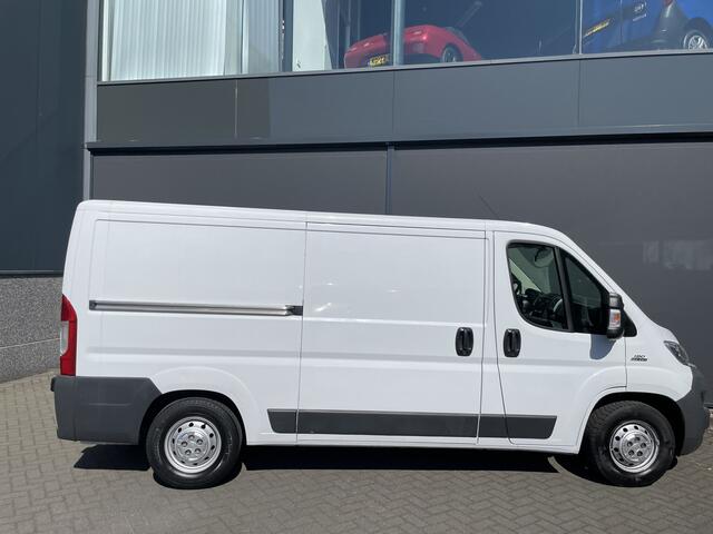 Fiat DUCATO 33 2.3 MultiJet L2H1 Airco - Trekhaak - Luchtvering - Bluetooth - Park. sensoren Achter - Lendesteun verstelb. - B.stoel IHV - Hill hold - 2 zitpl. RV - Zijschuifd. Rechts - Laadvloer - Tussenschot V - zijwand b